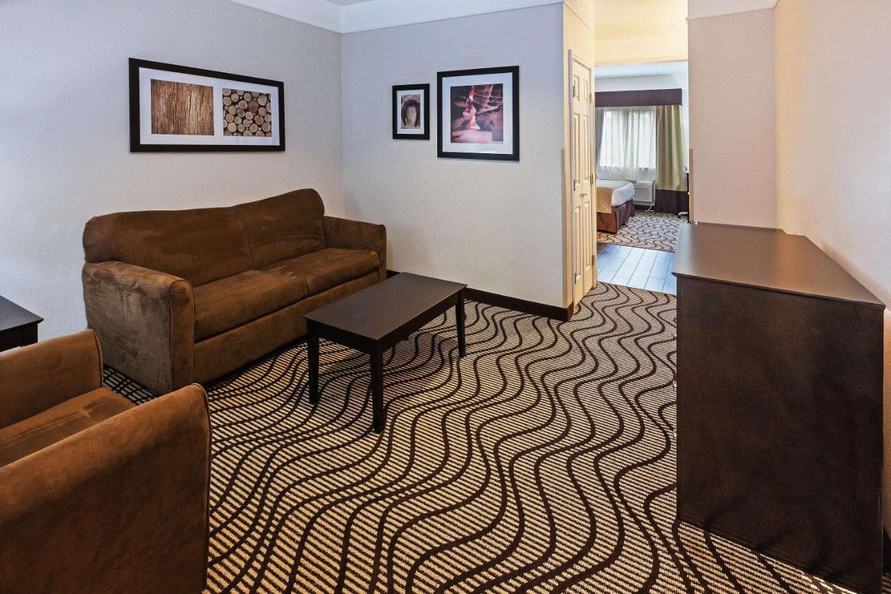 King Room with Bath Tub - Mobility/Hearing Accessible - Non-Smoking at La Quinta Inn & Suites by Wyndham Pasadena