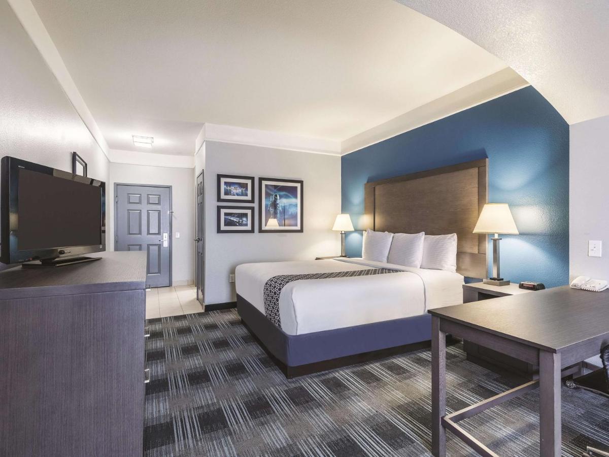 Excutive King room at Platinum Inn & Suites Webster