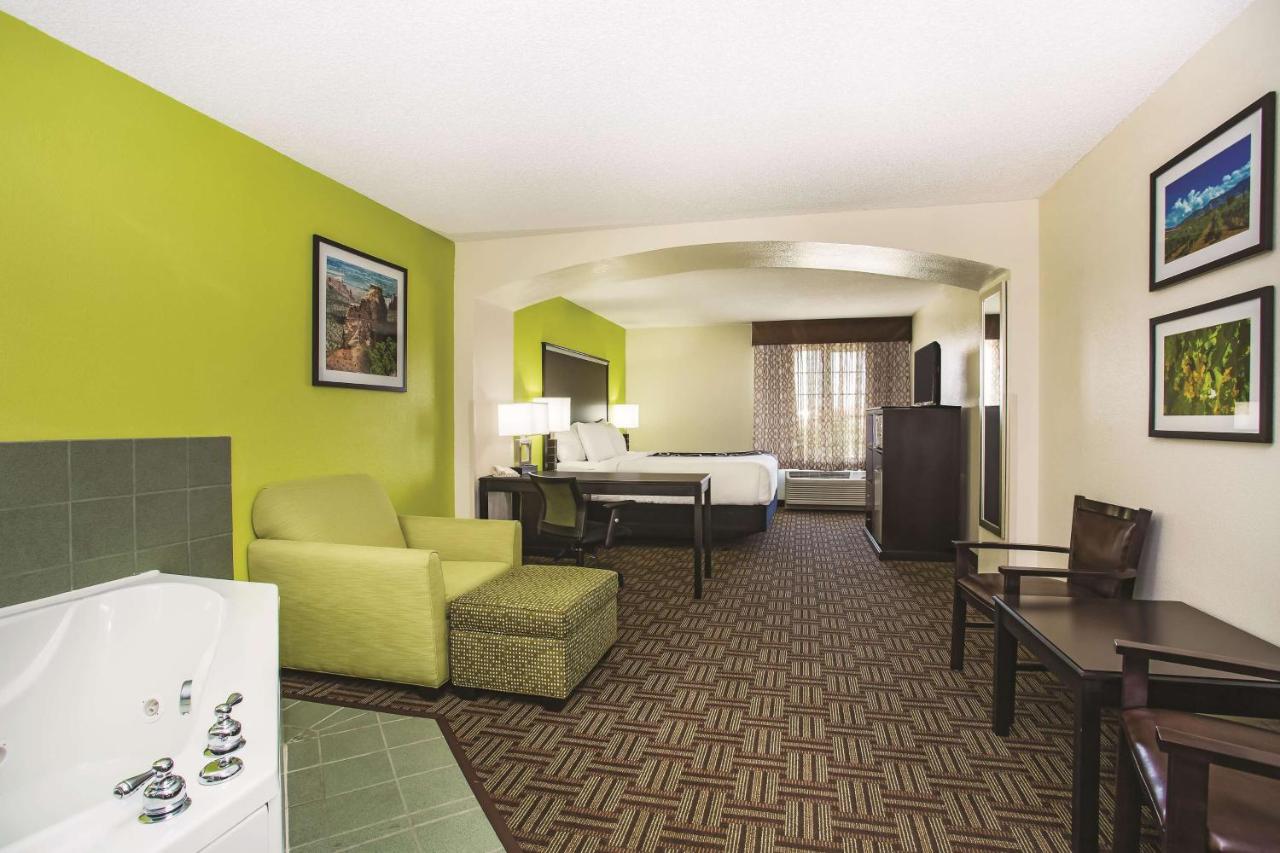 King Room with Jetted Tub - Non-Smoking at La Quinta Inn & Suites by Wyndham Fruita