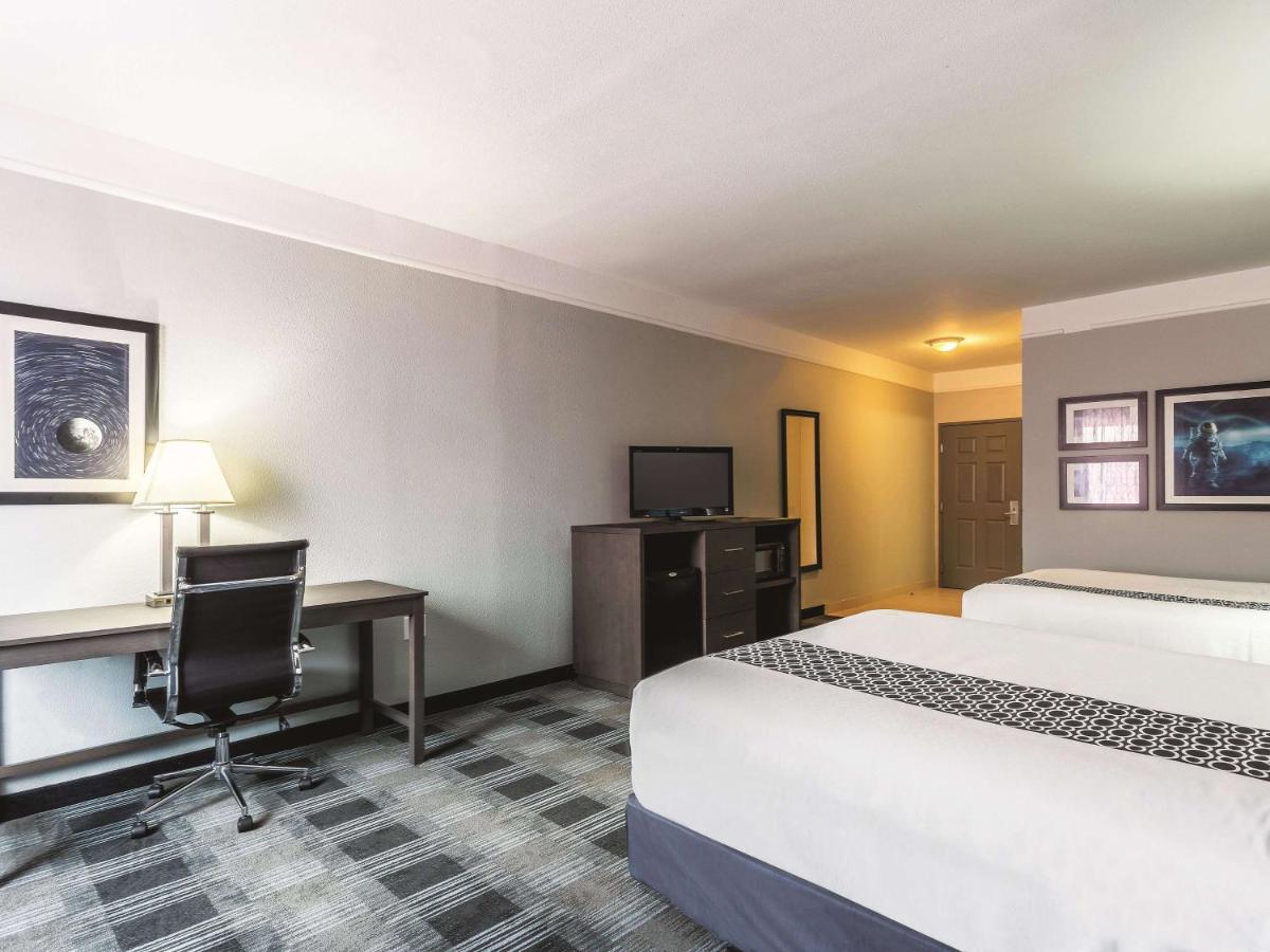 Queen Room with Two Queen Beds and Bath Tub - Mobility/Hearing Accessible - Non-Smoking at Platinum Inn & Suites Webster