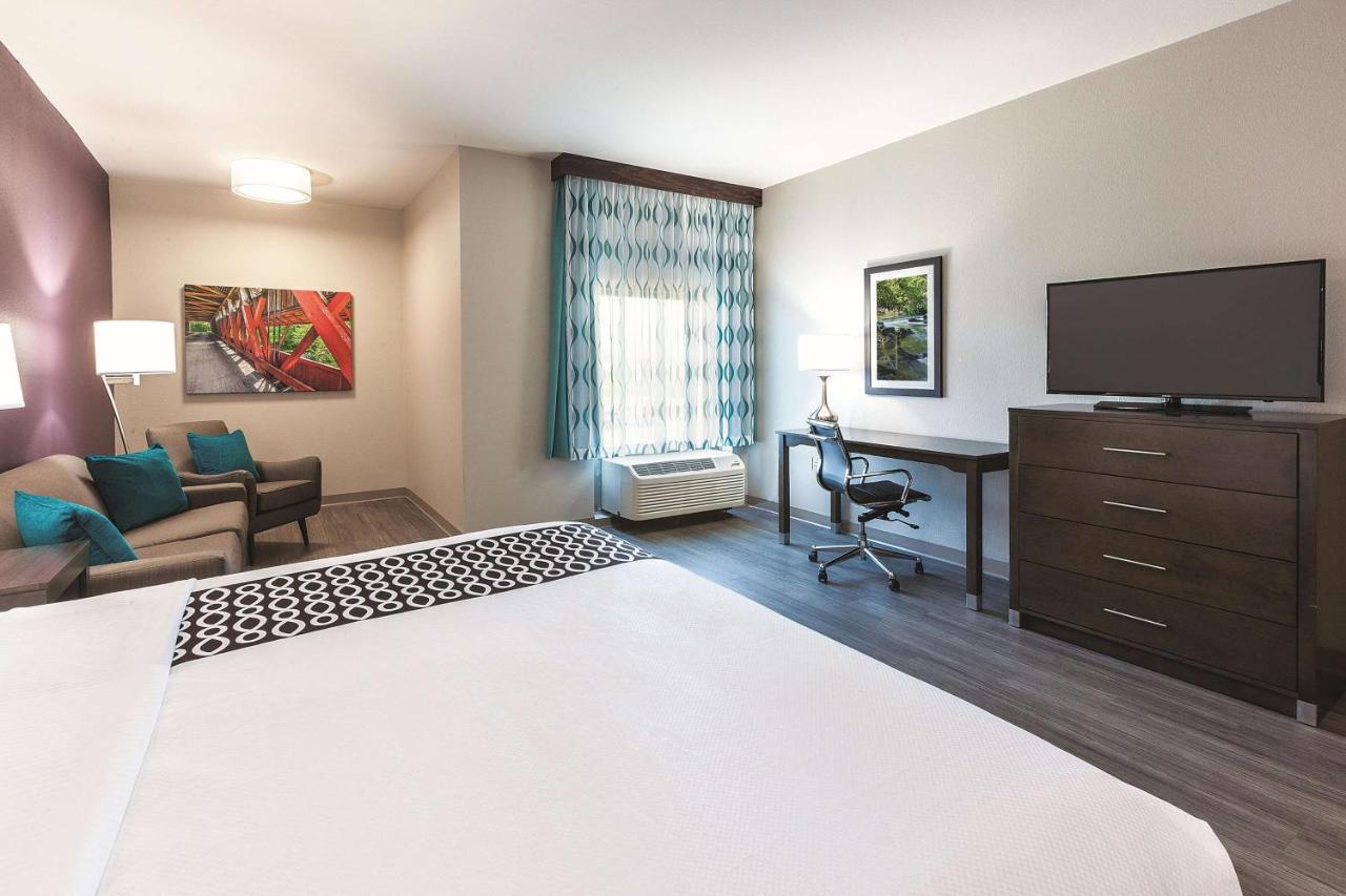 King Room with Sofa Bed at La Quinta Inn & Suites by Wyndham Terre Haute