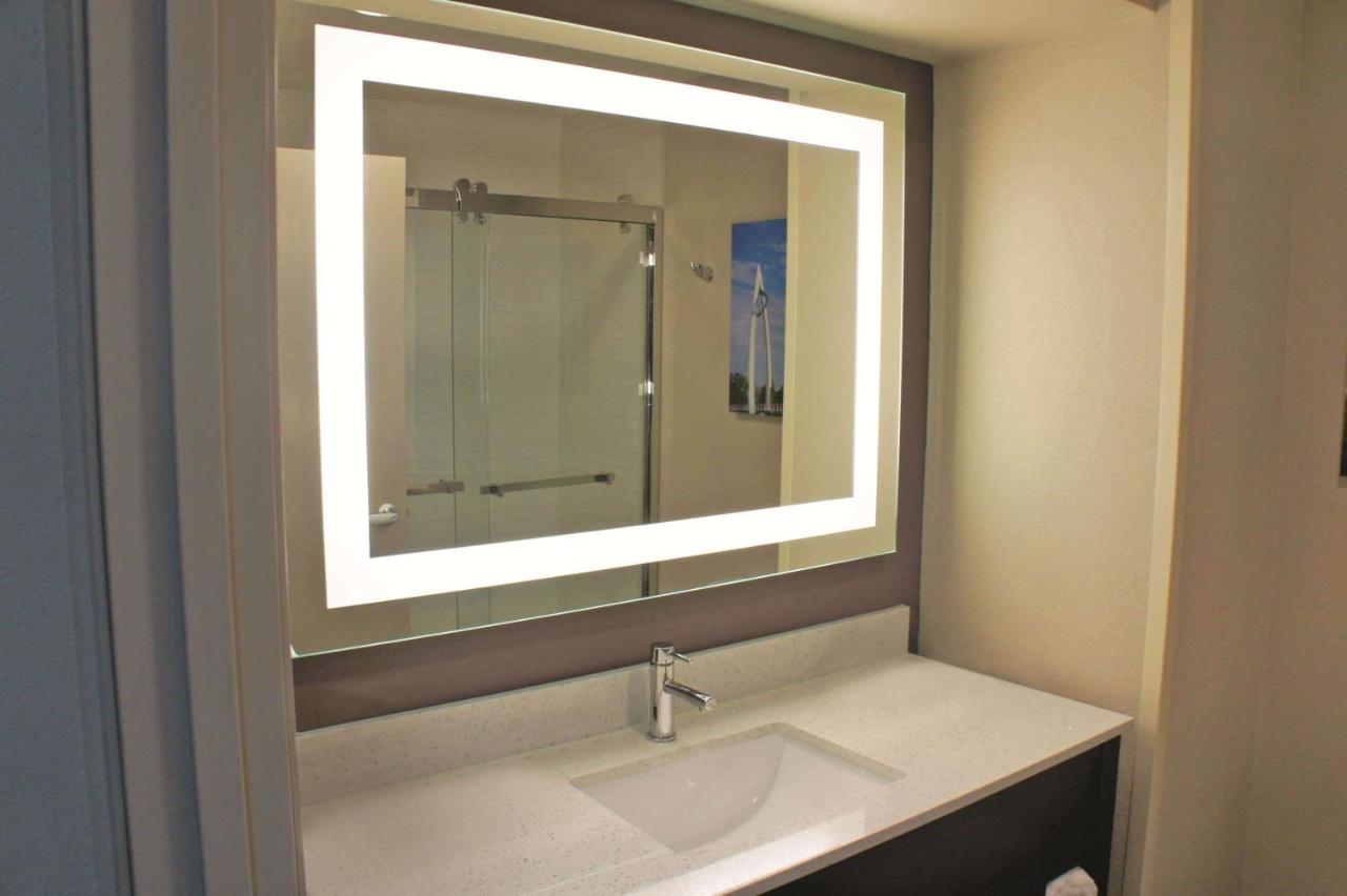 Executive King Room at La Quinta Inn & Suites by Wyndham Wichita Airport