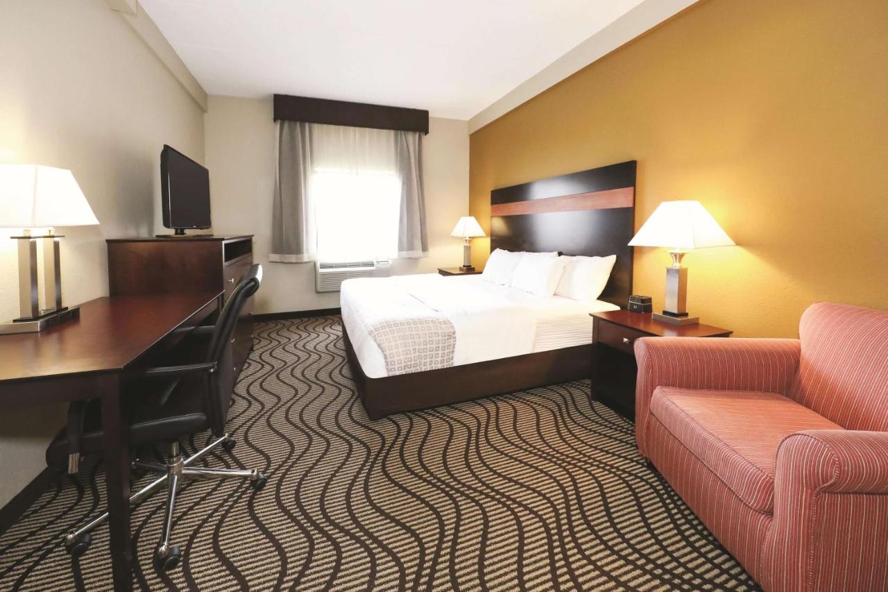 One-Bedroom King Suite - Non-Smoking at La Quinta Inn by Wyndham Sandusky near Cedar Point