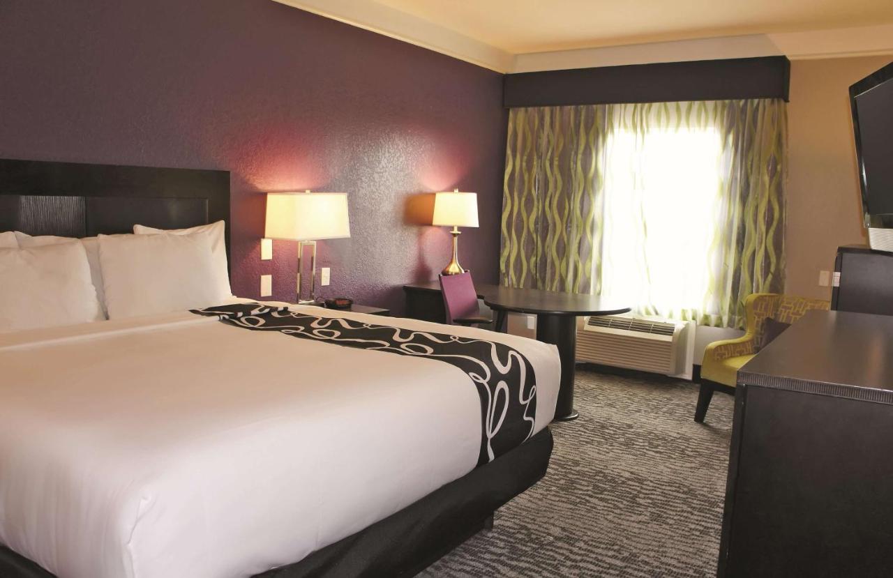 King Room with Bath Tub - Mobility/Hearing Accessible - Non-Smoking at La Quinta Inn & Suites by Wyndham Pearland - Houston South