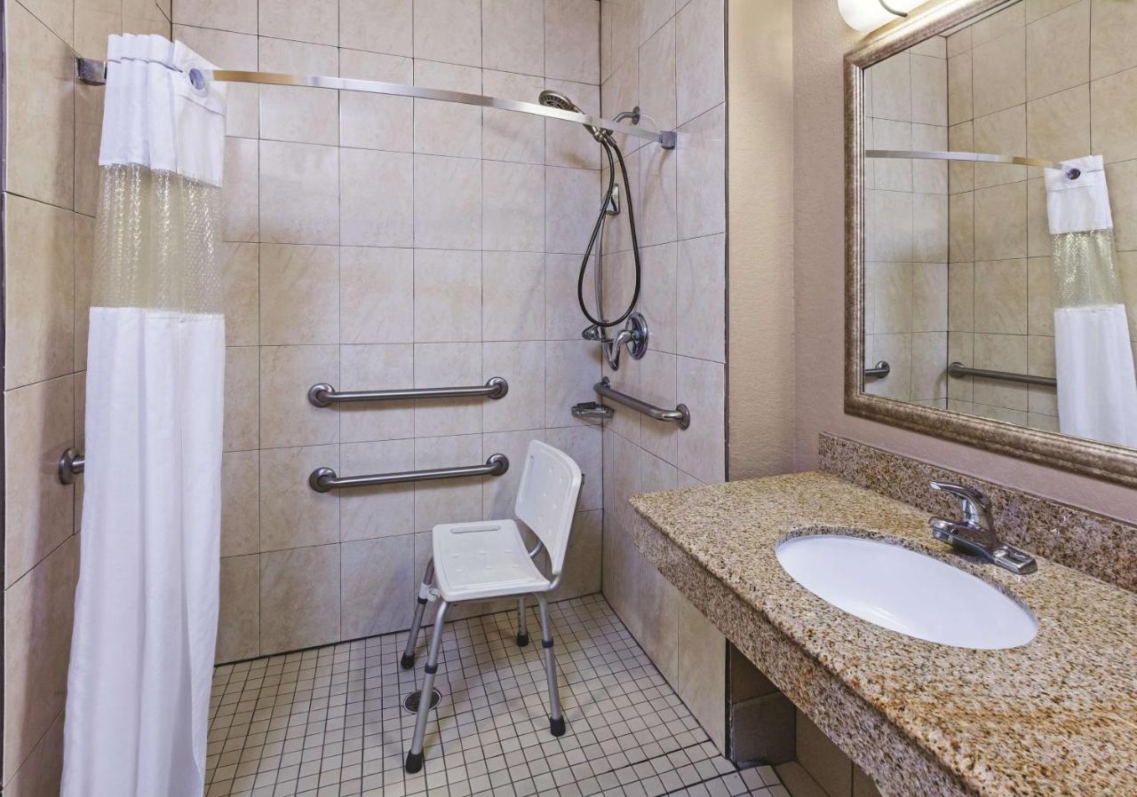 King Room with Bath Tub - Mobility/Hearing Accessible - Non-Smoking at La Quinta Inn & Suites by Wyndham Pearland - Houston South