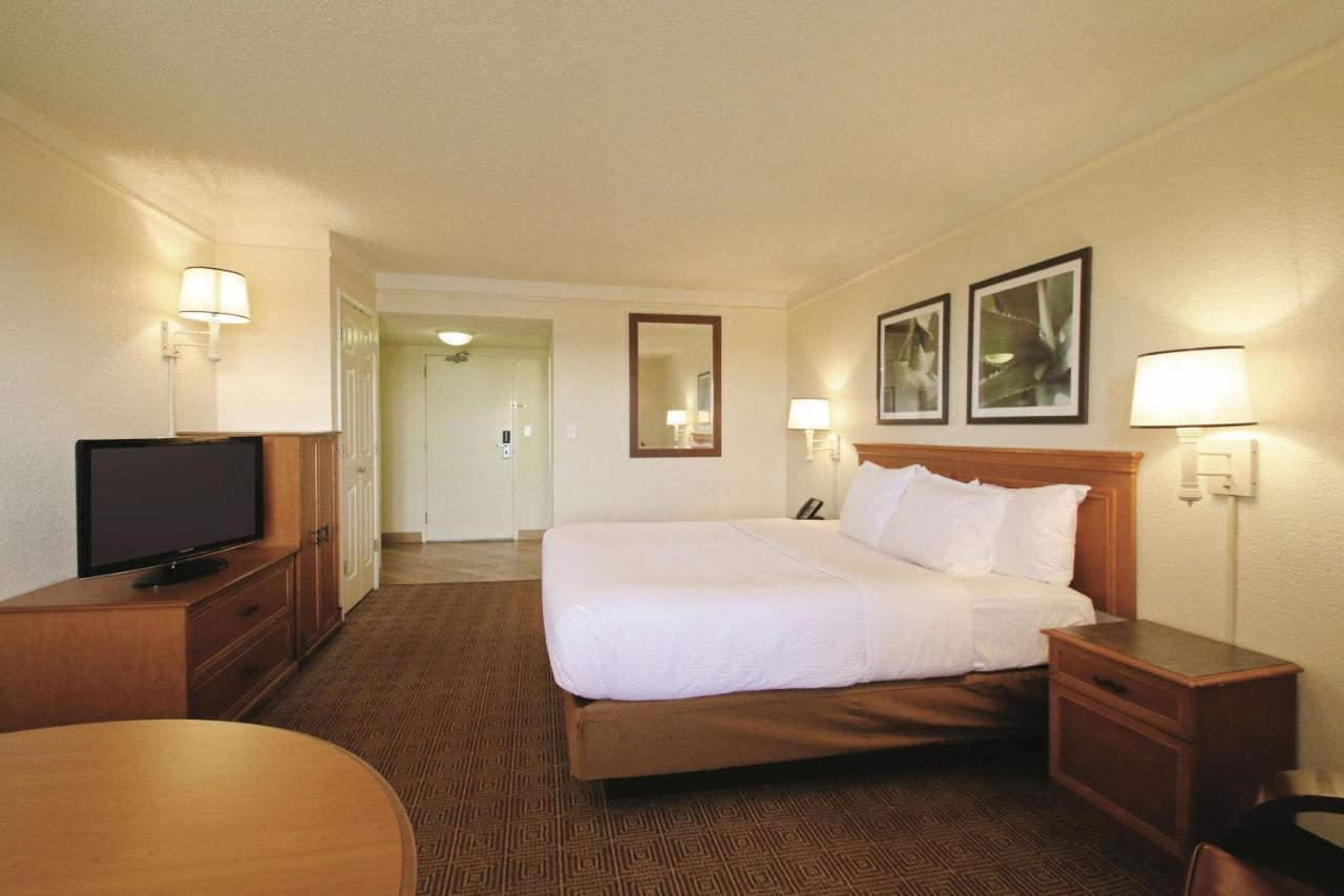 King Room at La Quinta Inn & Suites by Wyndham Coral Springs Univ Dr
