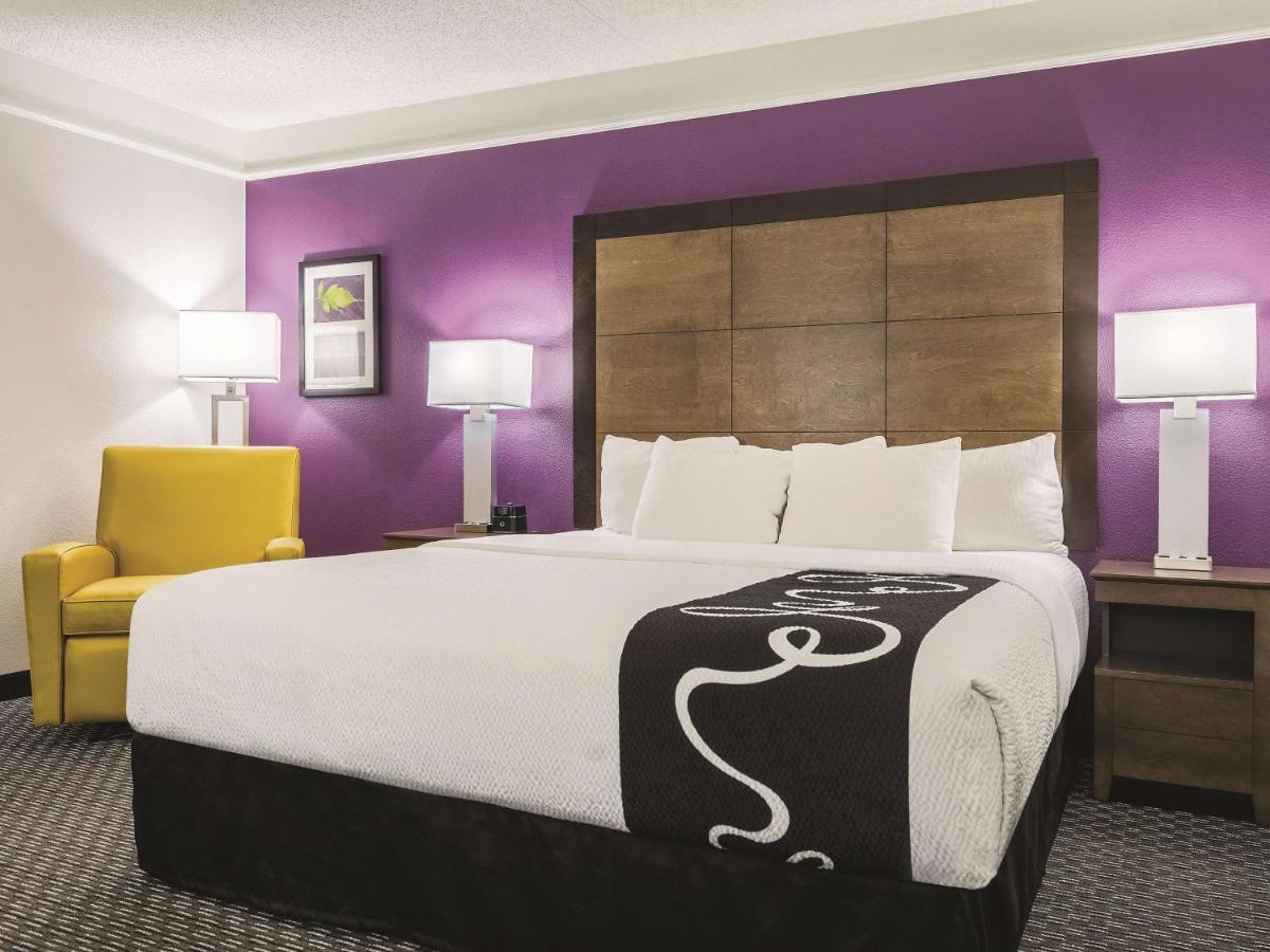 King Room with Mobility Access and Bath tub - Non-Smoking at La Quinta Inn & Suites by Wyndham Alexandria Airport