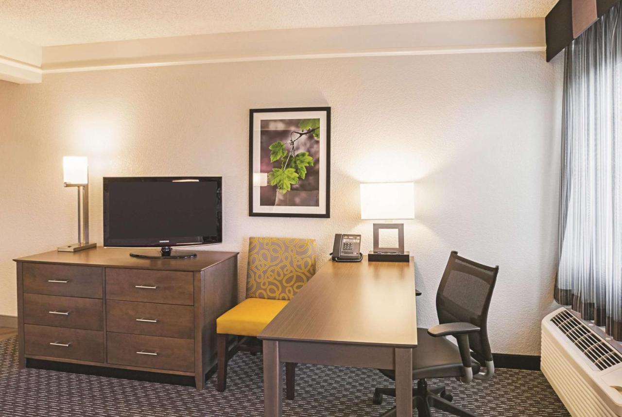 Deluxe King Room at La Quinta Inn & Suites by Wyndham Fort Worth North