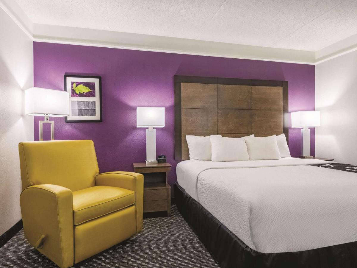 King Room with Mobility Access and Bath tub - Non-Smoking at La Quinta Inn & Suites by Wyndham Alexandria Airport