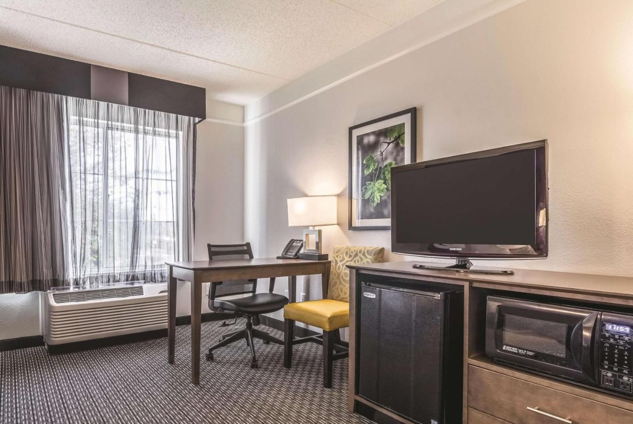 Deluxe Double Room with Two Double Beds at La Quinta Inn & Suites by Wyndham Alexandria Airport