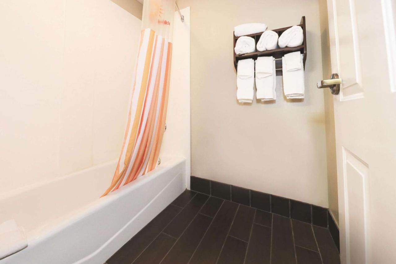 One-Bedroom King Suite - Non-Smoking at La Quinta Inn by Wyndham Sandusky near Cedar Point