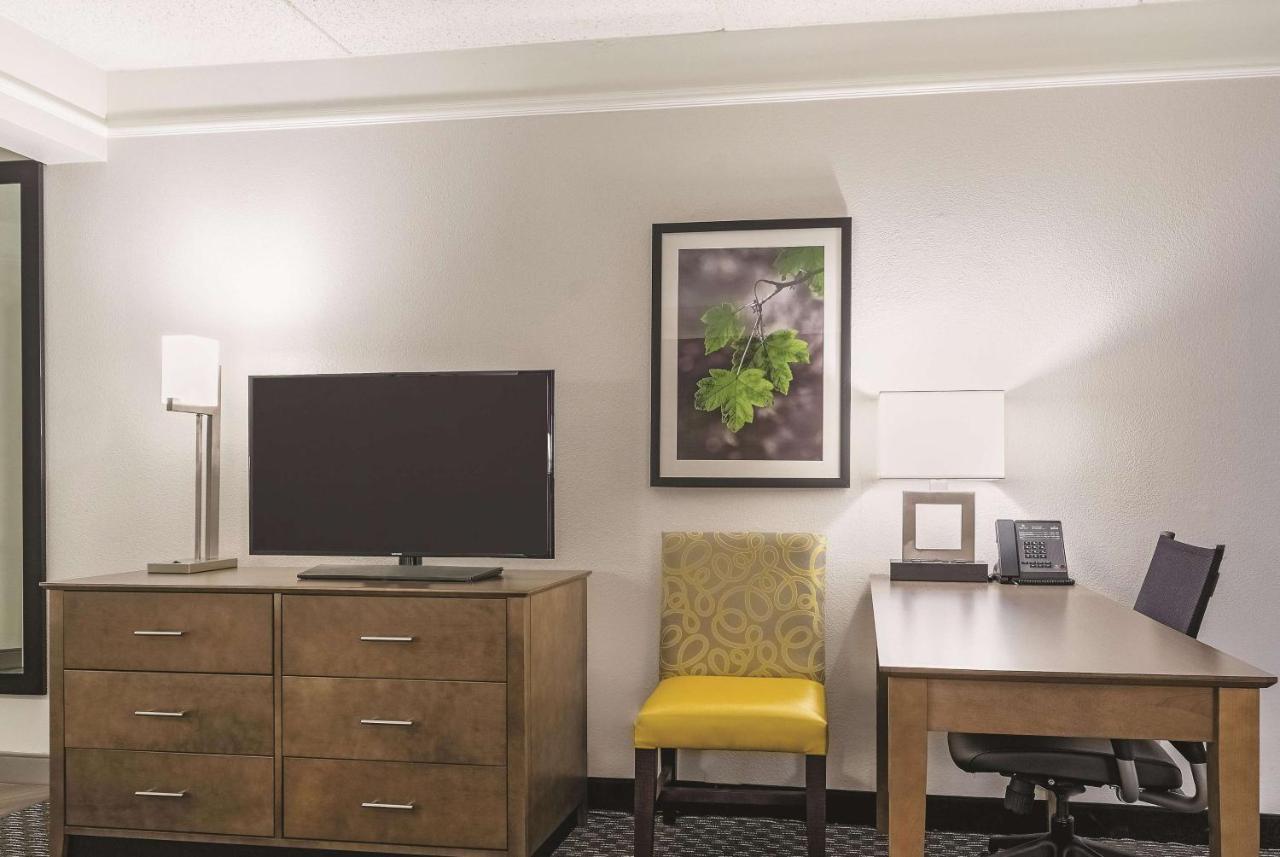 King Room with Mobility Access and Bath tub - Non-Smoking at La Quinta Inn & Suites by Wyndham Alexandria Airport