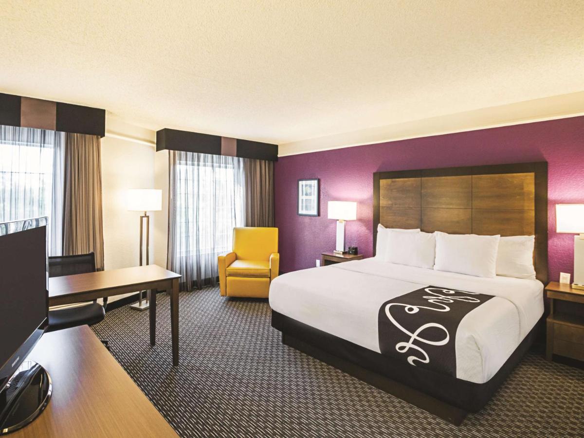 Deluxe King Room at La Quinta Inn & Suites by Wyndham Fort Worth North