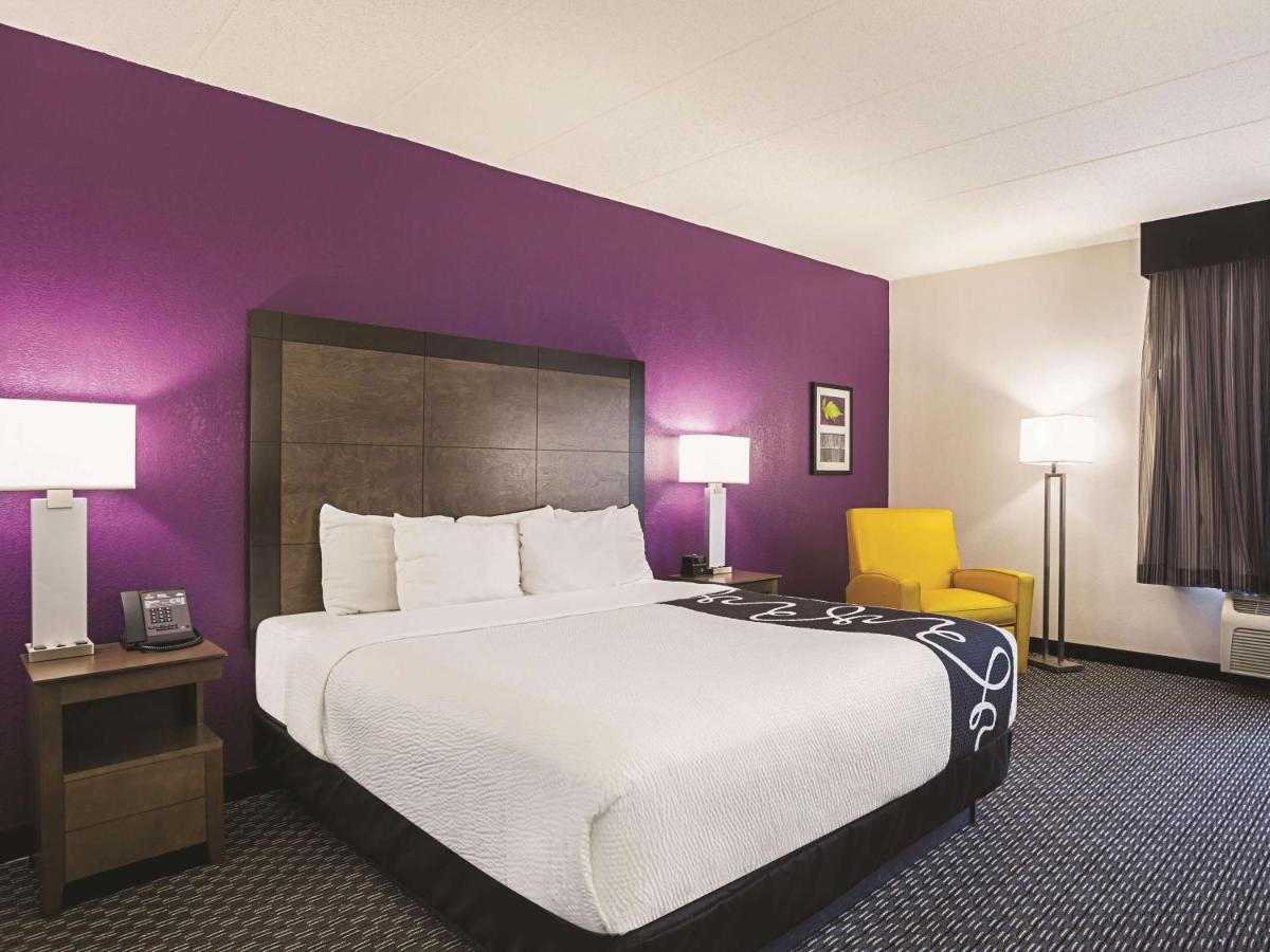 King Room with Bath Tub - Mobility Accessible/Non-Smoking at La Quinta Inn & Suites by Wyndham Atlanta Conyers