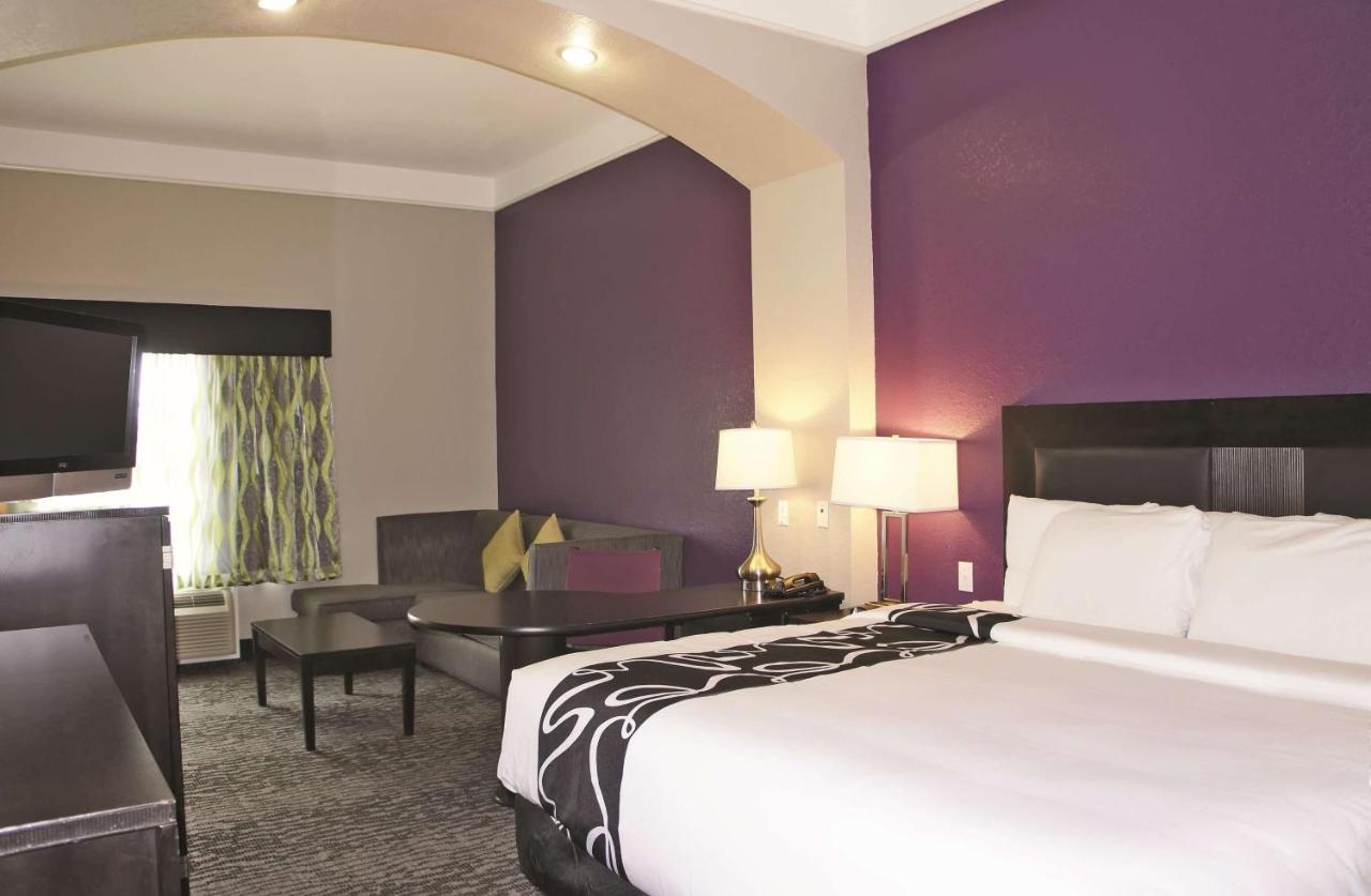 Deluxe King Room with Bath Tub - Mobility/Hearing Accessible - Non-Smoking at La Quinta Inn & Suites by Wyndham Pearland - Houston South