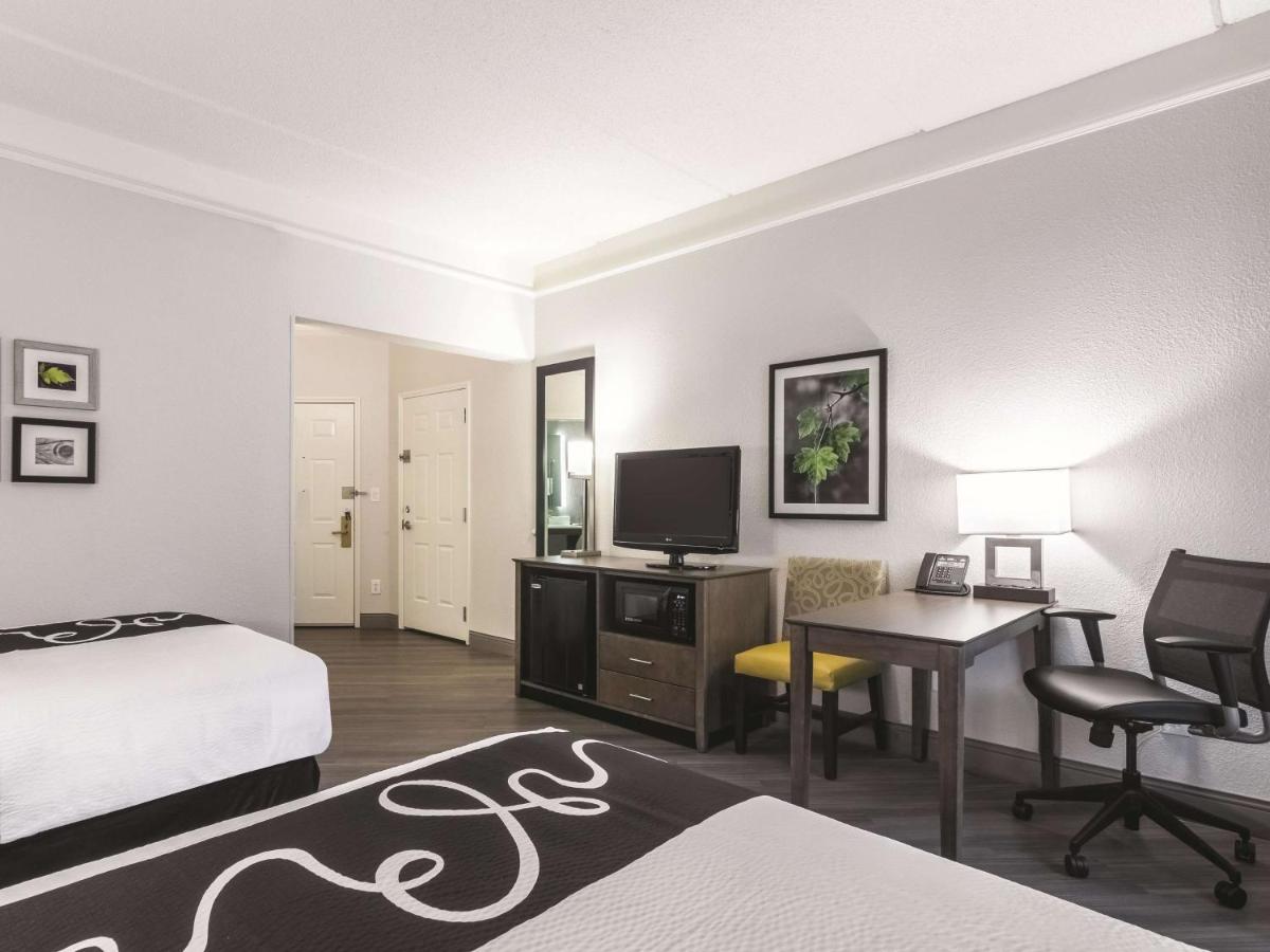 Double Room with Two Double Beds and Bathtub with Grab Bars/Mobility Access - Non-Smoking at La Quinta Inn & Suites by Wyndham Atlanta Conyers