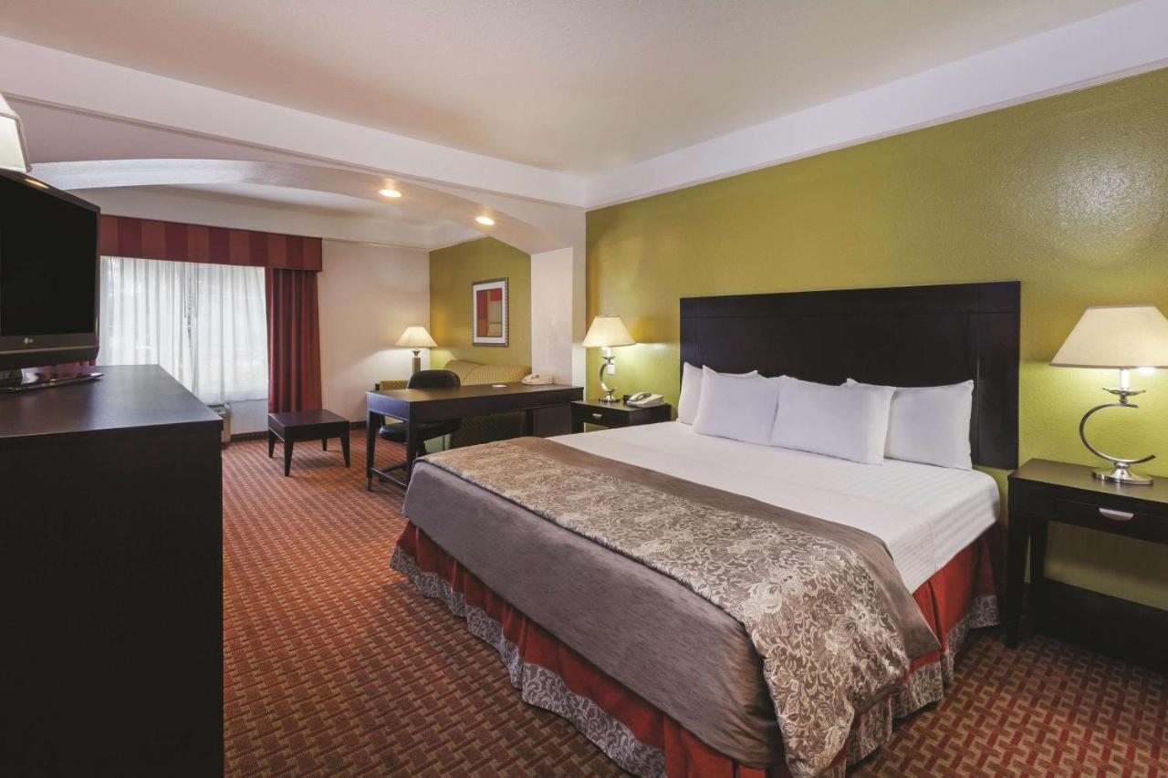 Executive King Room at La Quinta Inn & Suites by Wyndham Winnie