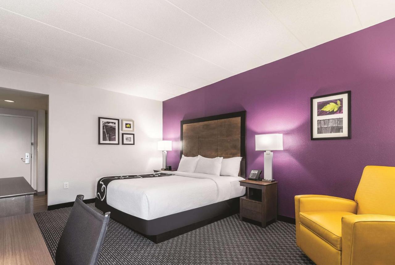 King Room with Bath Tub - Mobility Accessible/Non-Smoking at La Quinta Inn & Suites by Wyndham Atlanta Conyers