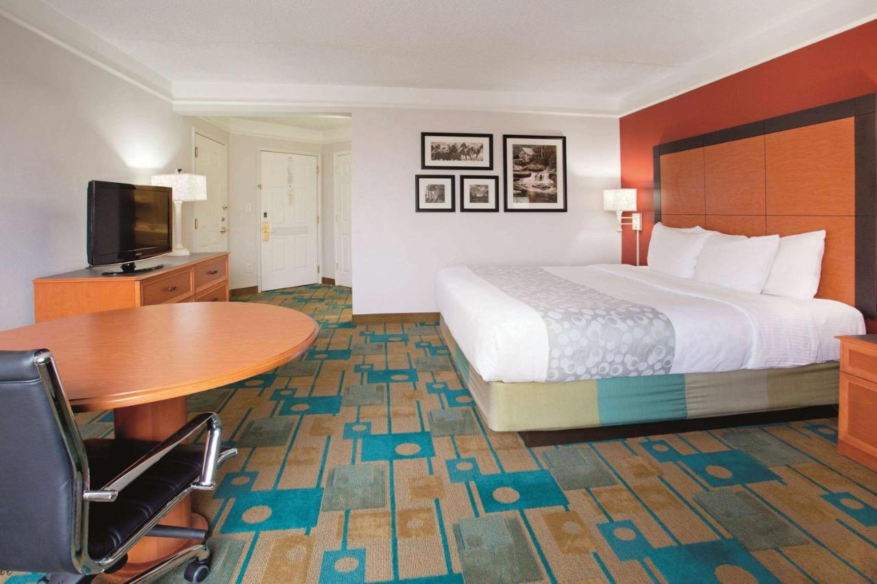 King Room with Mobility/Hearing Impaired Access - Non-Smoking at La Quinta Inn & Suites by Wyndham Albuquerque West