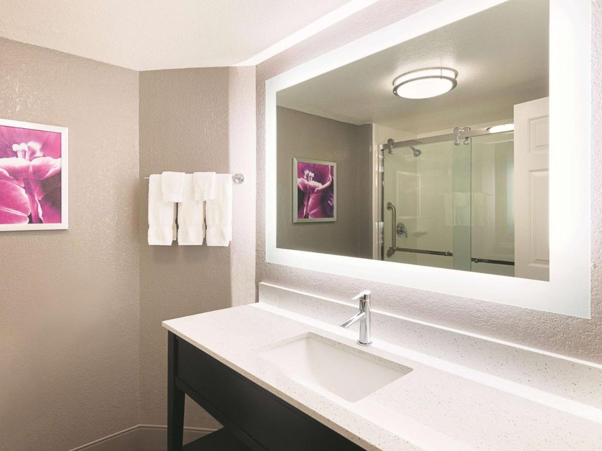 Deluxe King Room at La Quinta Inn & Suites by Wyndham Atlanta Conyers