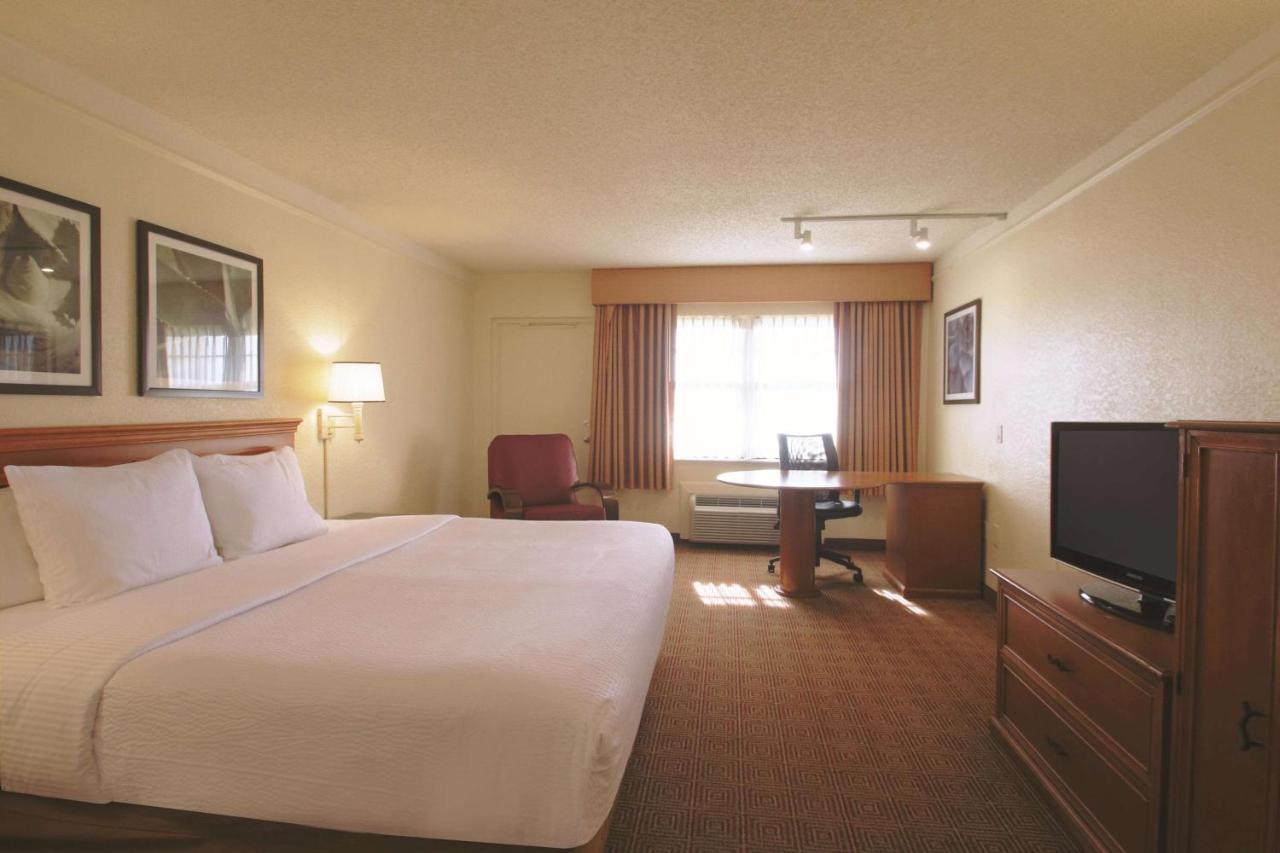 King Room at La Quinta Inn & Suites by Wyndham Coral Springs Univ Dr