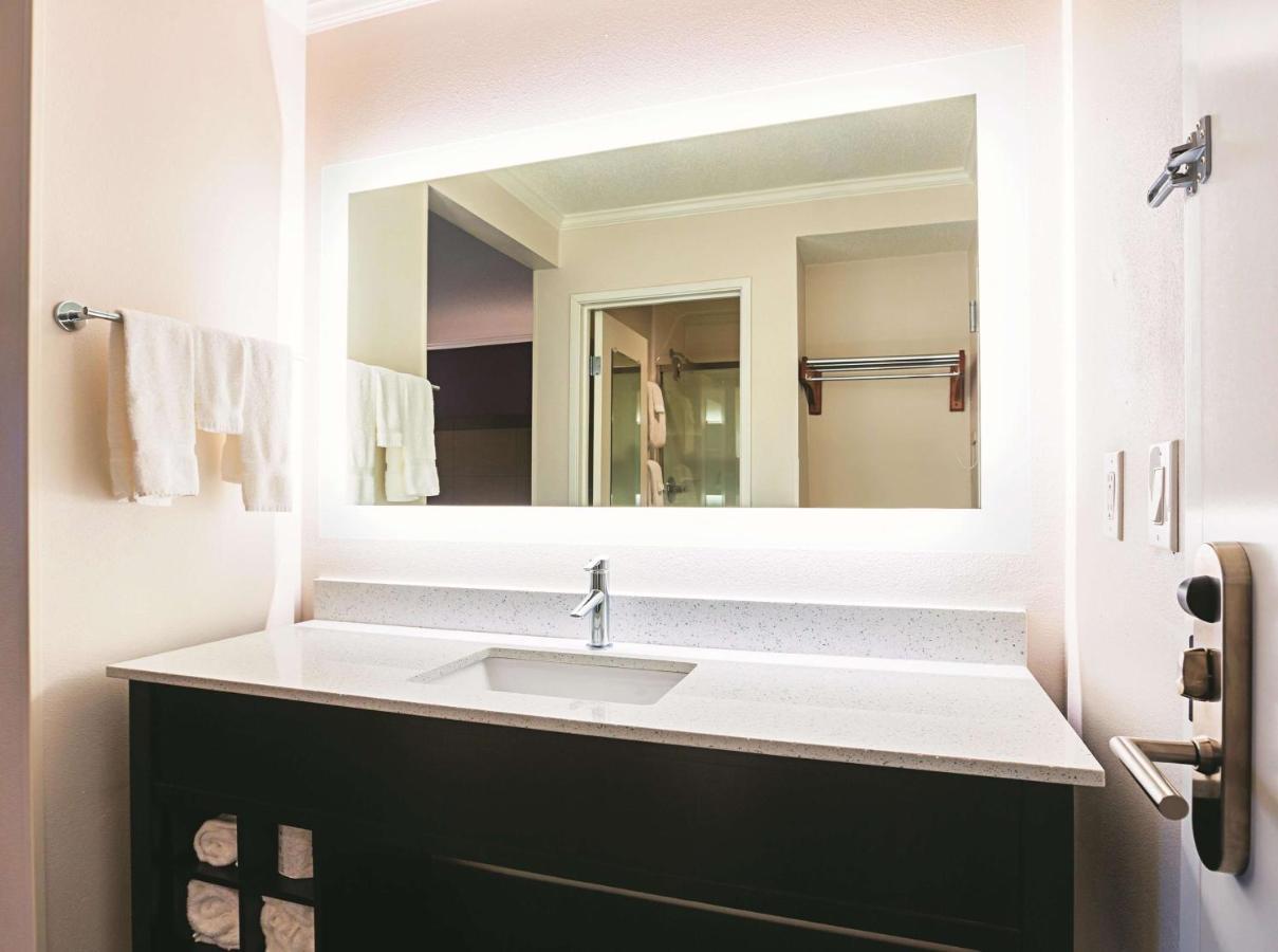 Deluxe King Room - Non-Smoking at La Quinta Inn & Suites by Wyndham Atlanta Midtown - Buckhead