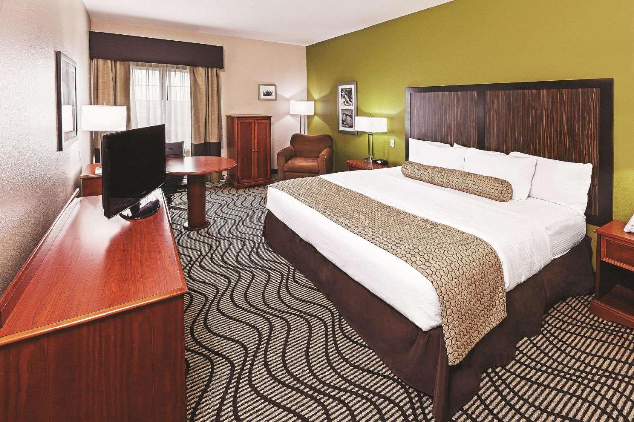 King Room at La Quinta Inn & Suites by Wyndham Corpus Christi Northwest