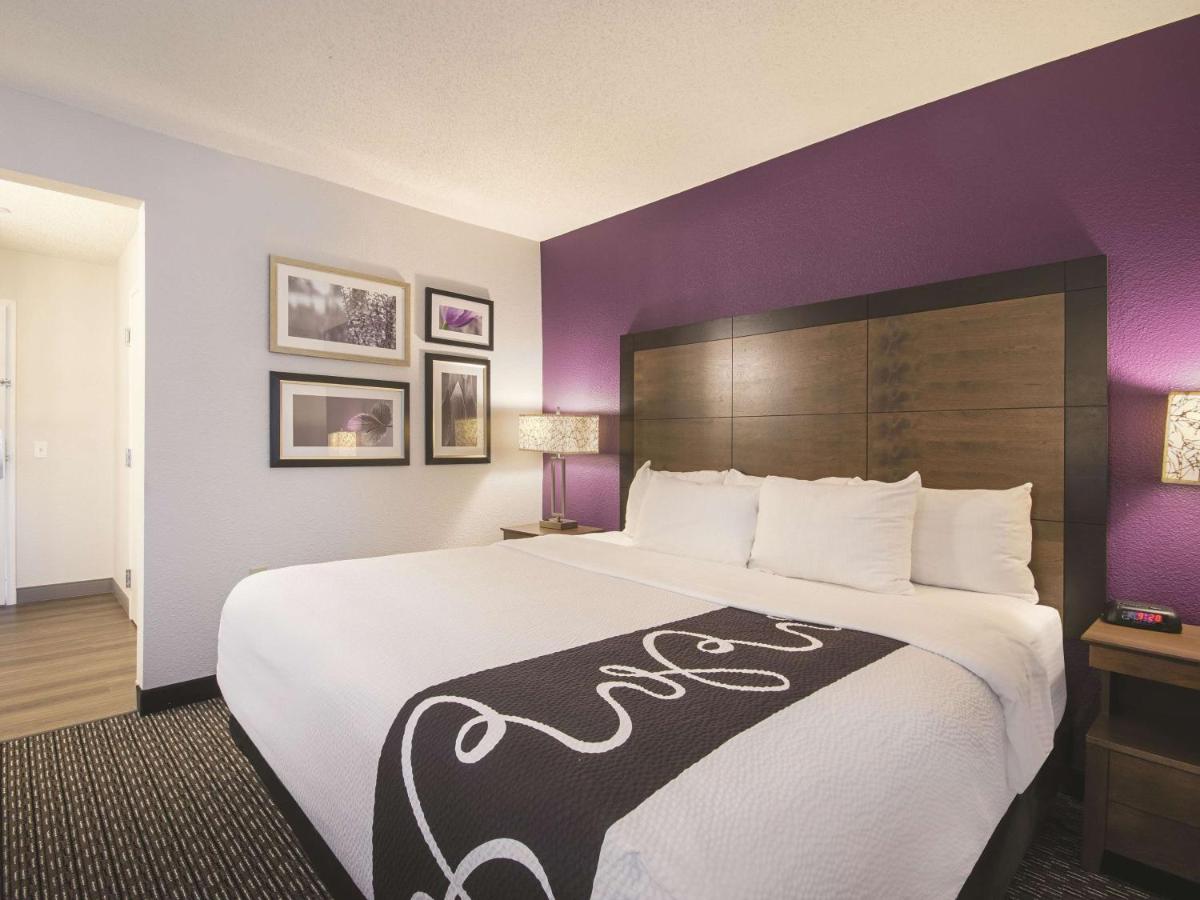 King Room - Mobility Access/Non-Smoking at La Quinta Inn & Suites by Wyndham Hartford - Bradley Airport