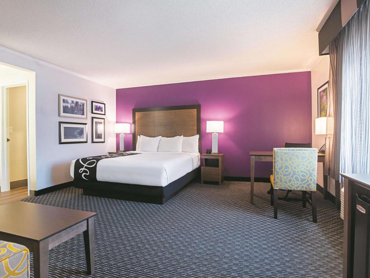 Deluxe King Room - Non-Smoking at La Quinta Inn & Suites by Wyndham Atlanta Midtown - Buckhead