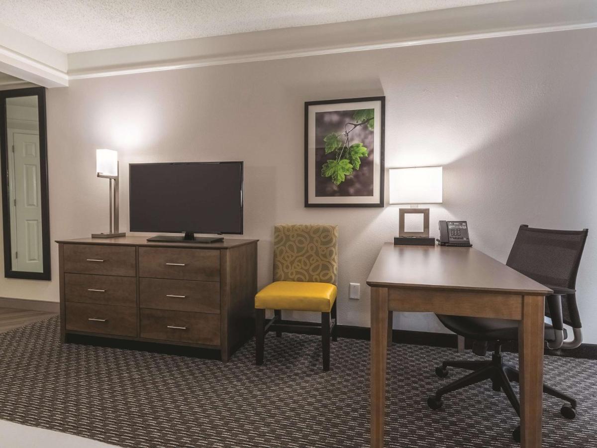 Deluxe King Room at La Quinta Inn & Suites by Wyndham Alexandria Airport