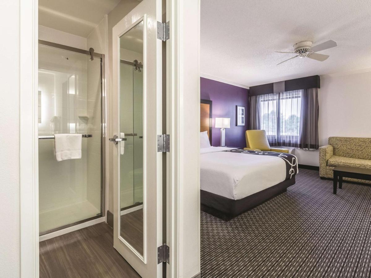 Executive King Room at La Quinta Inn & Suites by Wyndham Cleveland - Airport North