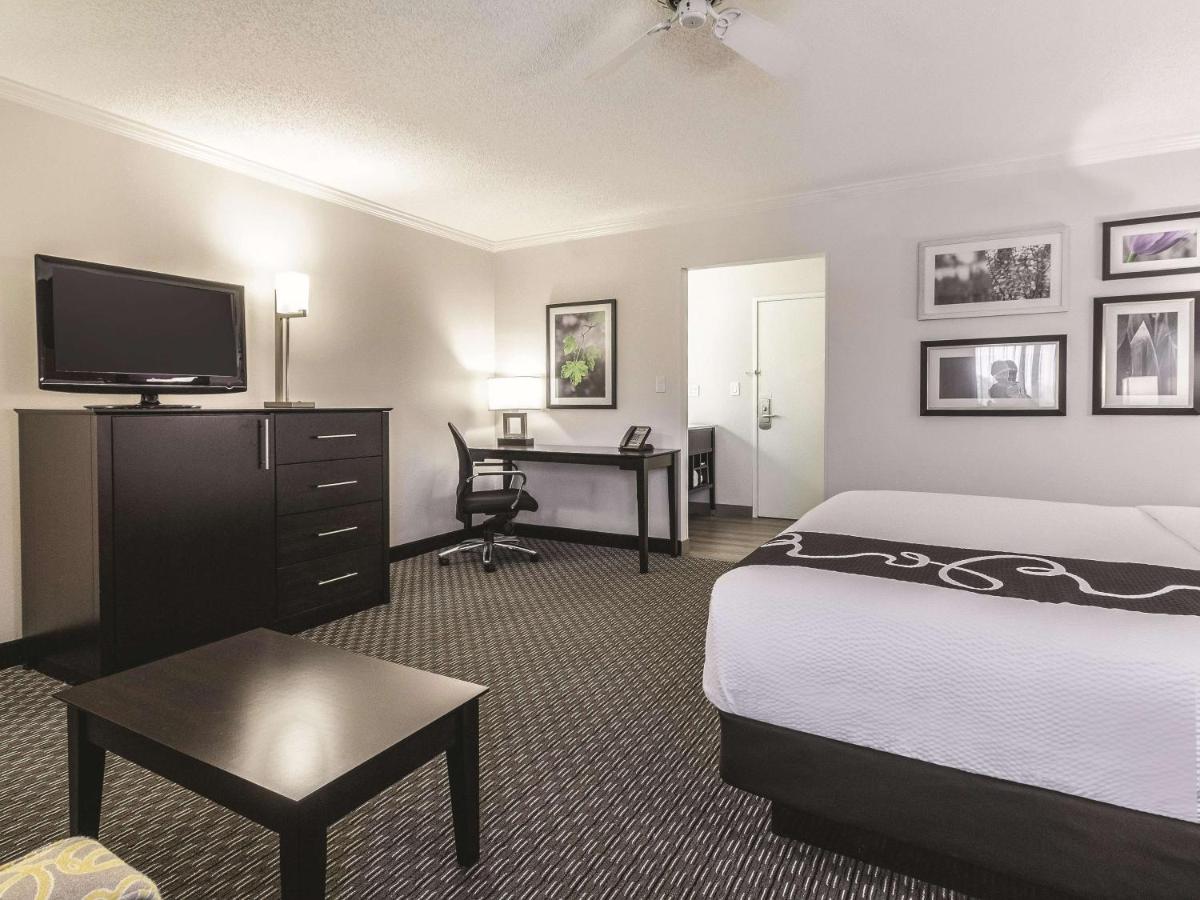 Executive King Room at La Quinta Inn & Suites by Wyndham Cleveland - Airport North