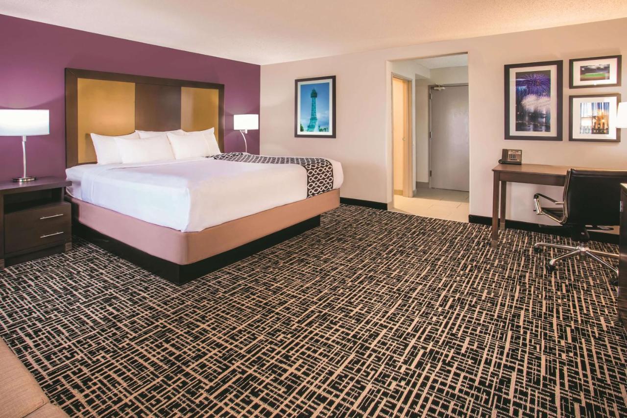 Executive King Room at La Quinta Inn & Suites by Wyndham Cincinnati NE - Mason