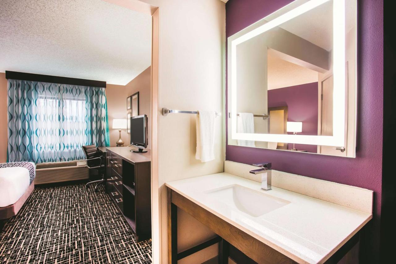 Standard Room - Disability Access at La Quinta Inn & Suites by Wyndham Cincinnati NE - Mason