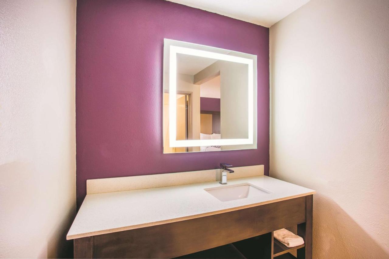 Executive King Room at La Quinta Inn & Suites by Wyndham Cincinnati NE - Mason