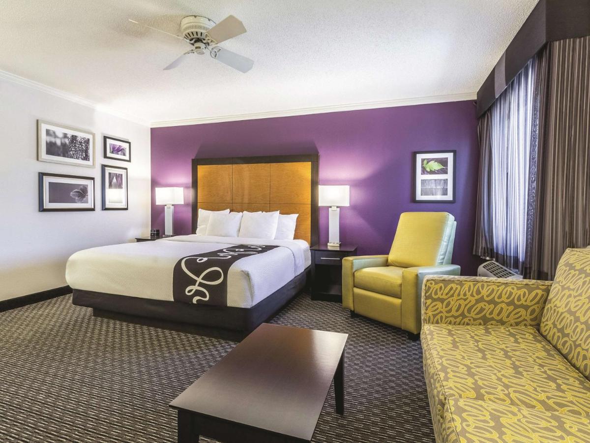 Executive King Room at La Quinta Inn & Suites by Wyndham Cleveland - Airport North