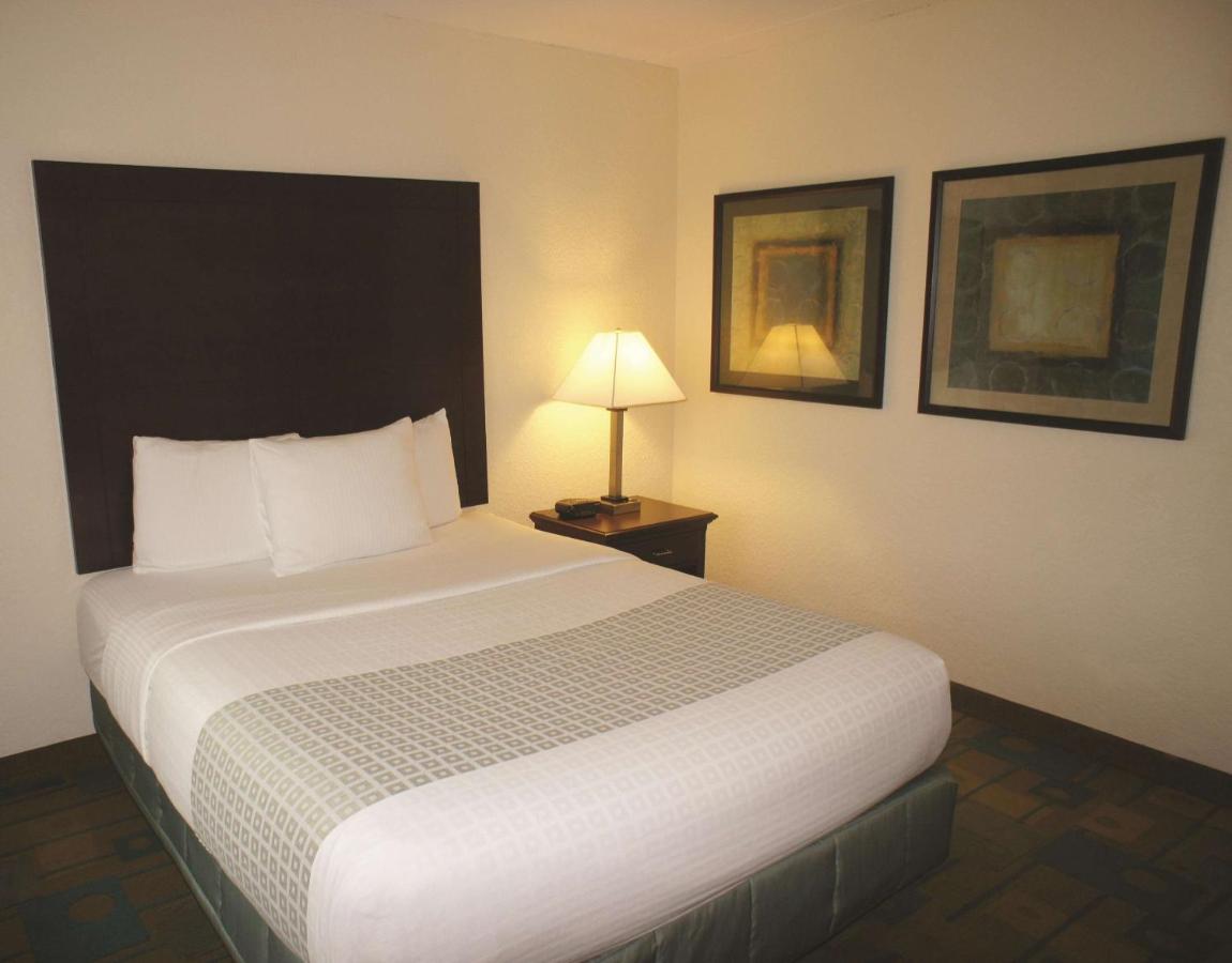 Standard Queen Room at La Quinta Inn & Suites by Wyndham Boston Somerville