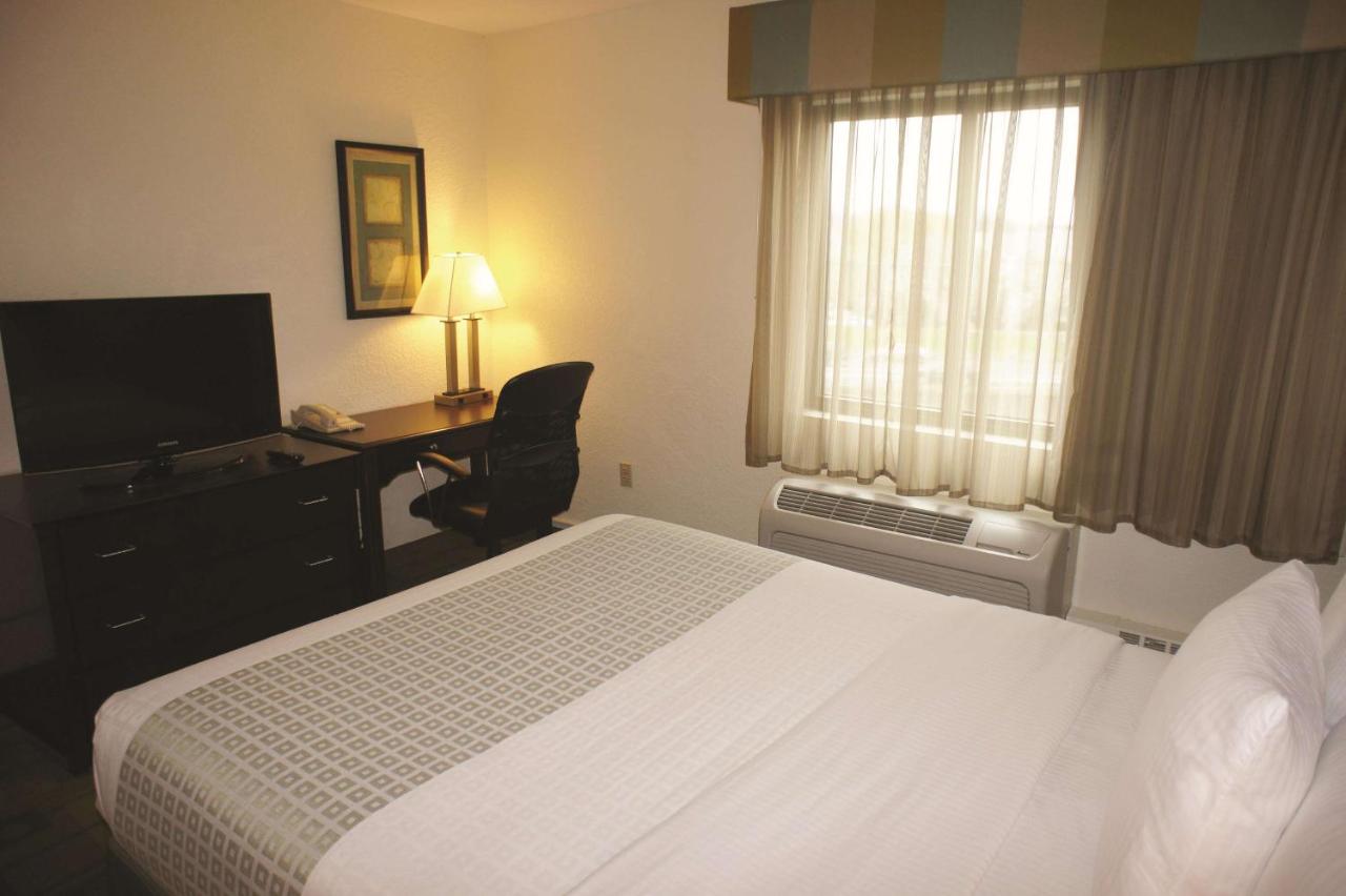 Standard Queen Room at La Quinta Inn & Suites by Wyndham Boston Somerville