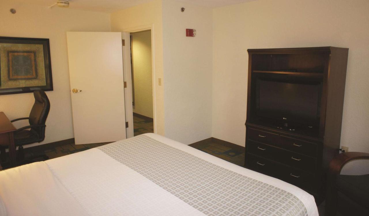 Deluxe One-Bedroom Queen Suite with Mobility/Hearing Access and Views - Non-Smoking at La Quinta Inn & Suites by Wyndham Boston Somerville
