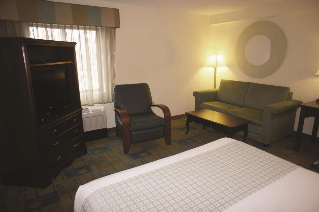 Queen Room with Mobility/Hearing Impaired Access and Roll in Shower - Non-Smoking at La Quinta Inn & Suites by Wyndham Boston Somerville