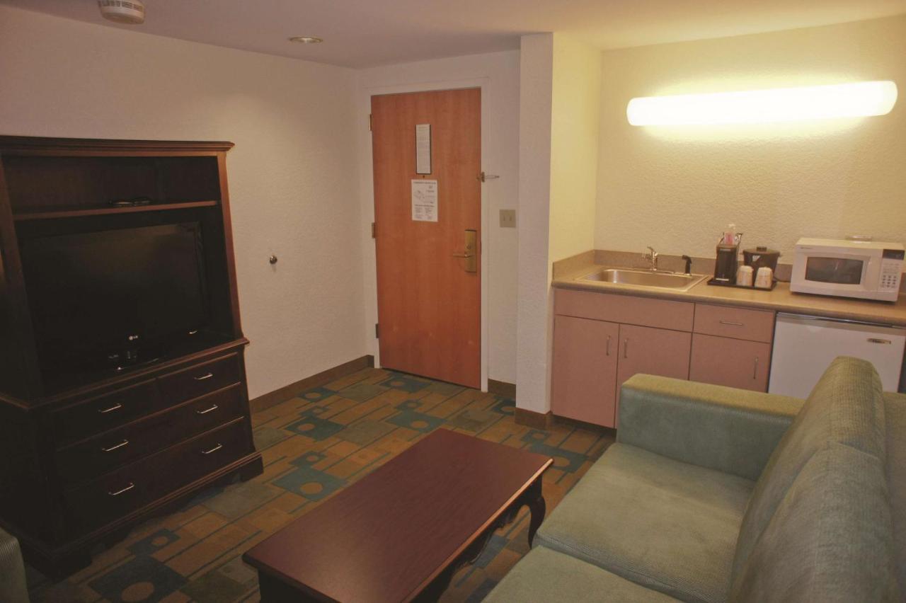 Deluxe One-Bedroom Queen Suite with Mobility/Hearing Access and Views - Non-Smoking at La Quinta Inn & Suites by Wyndham Boston Somerville