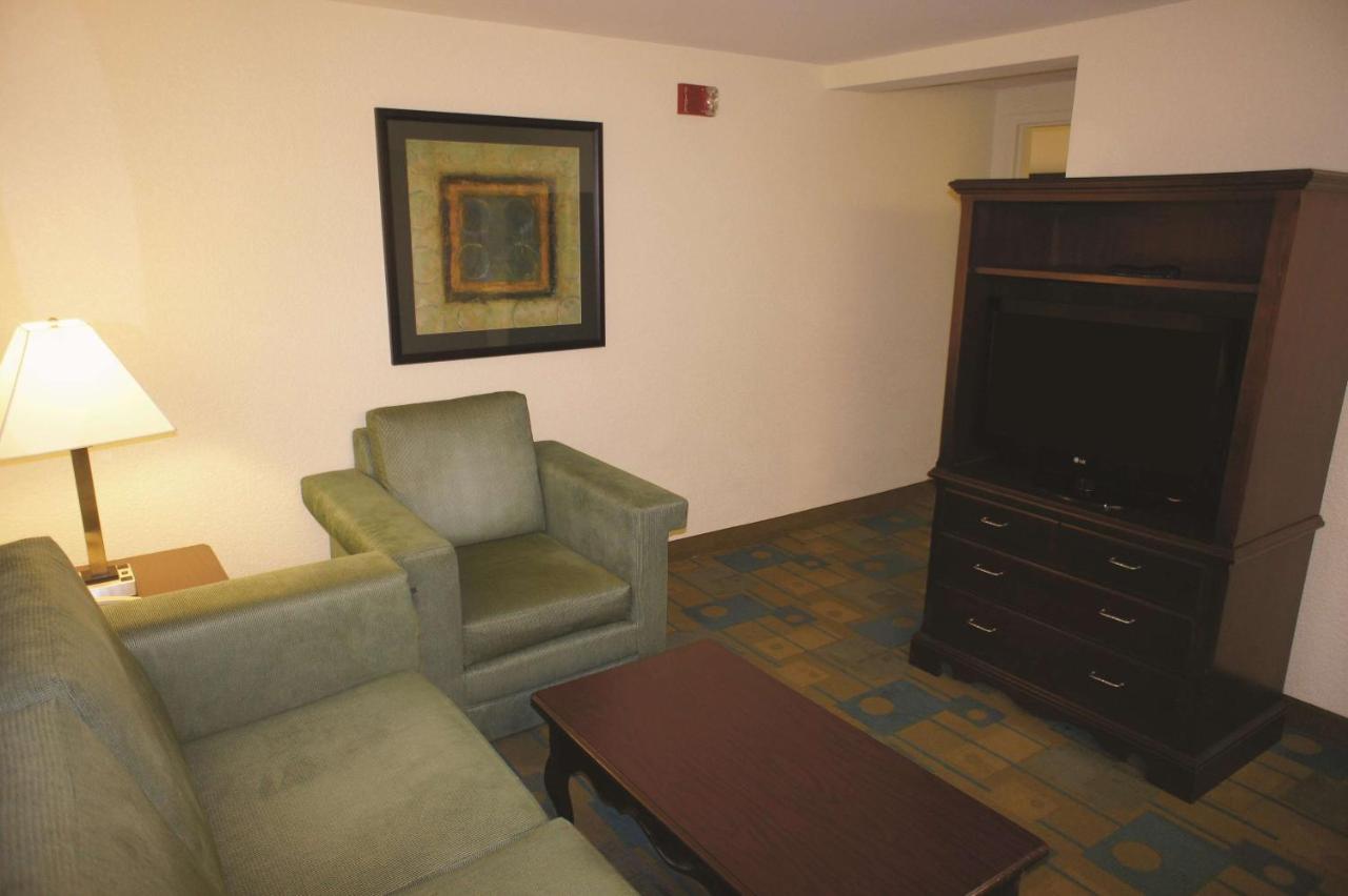 Deluxe One-Bedroom Queen Suite with Mobility/Hearing Access and Views - Non-Smoking at La Quinta Inn & Suites by Wyndham Boston Somerville