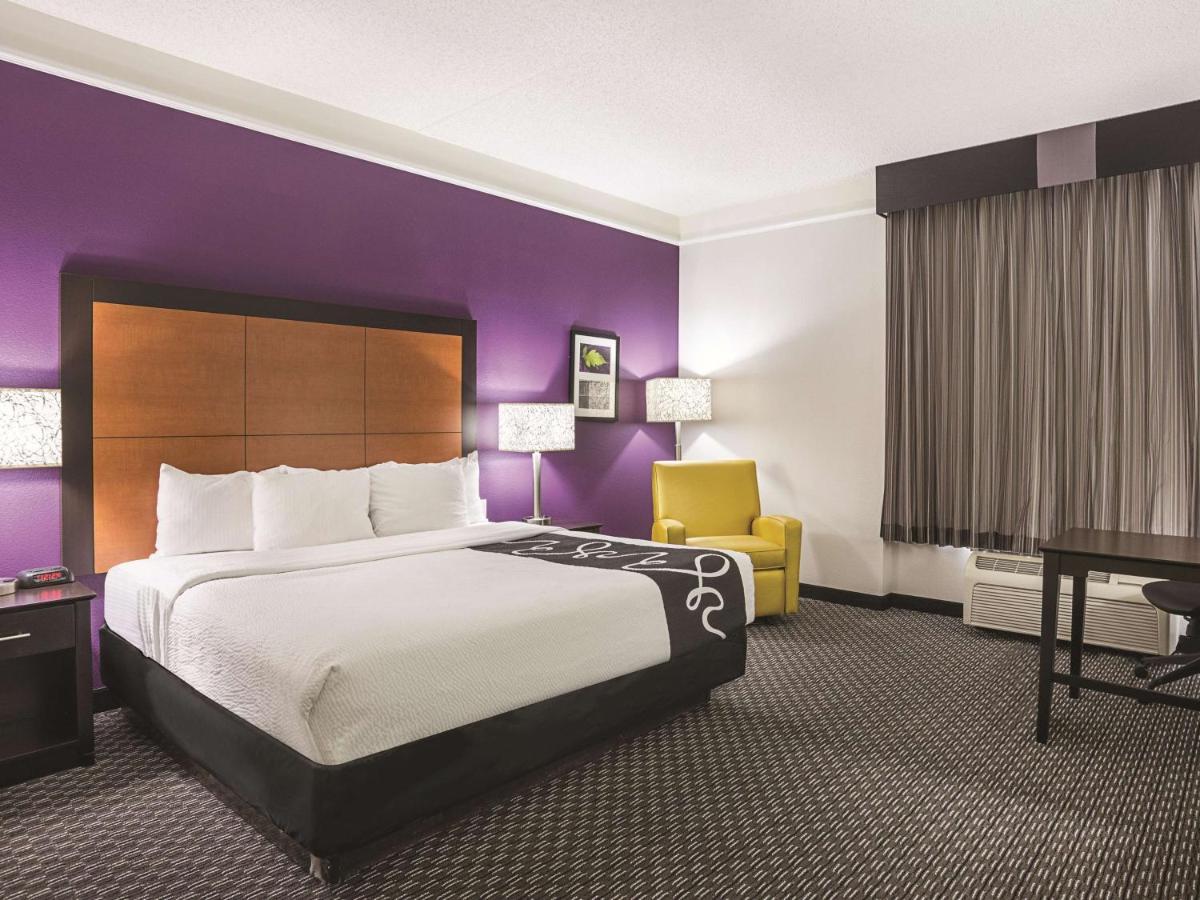 Deluxe King Room at La Quinta Inn & Suites by Wyndham Phoenix Scottsdale