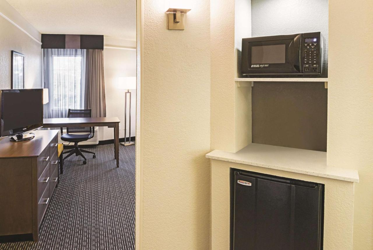 Deluxe King Room at La Quinta Inn & Suites by Wyndham Fort Worth North