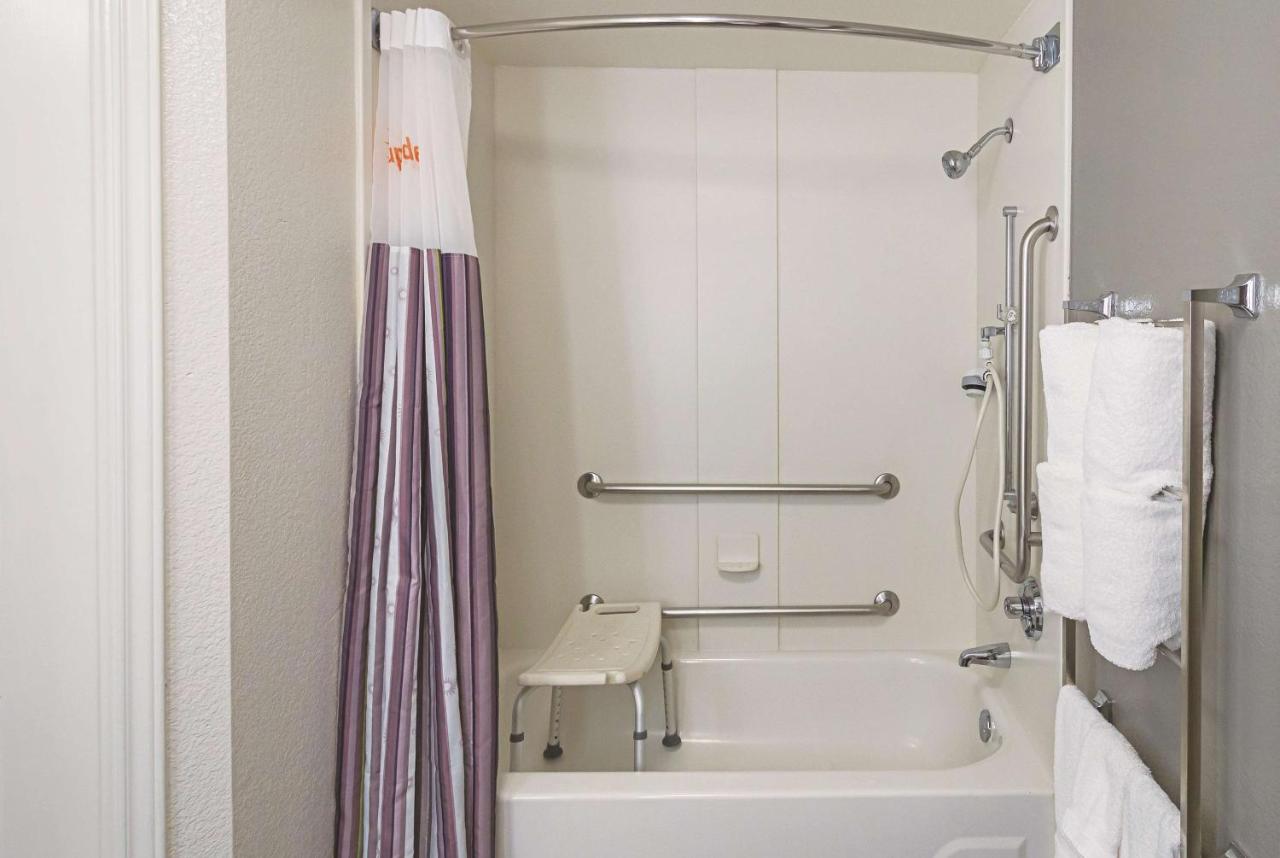 King Room with Bath Tub - Mobility Accessible/Non-Smoking at La Quinta Inn & Suites by Wyndham Atlanta Conyers
