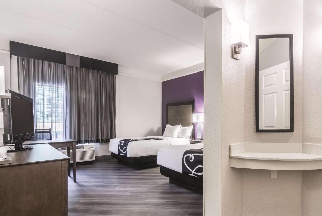 Double Room with Two Double Beds and Bathtub with Grab Bars/Mobility Access - Non-Smoking at La Quinta Inn & Suites by Wyndham Atlanta Conyers