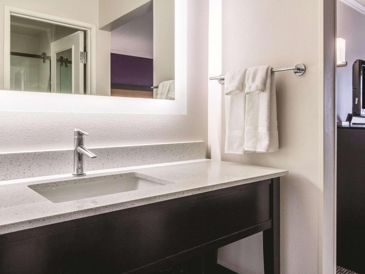 Deluxe King Room at La Quinta Inn & Suites by Wyndham Cleveland - Airport North
