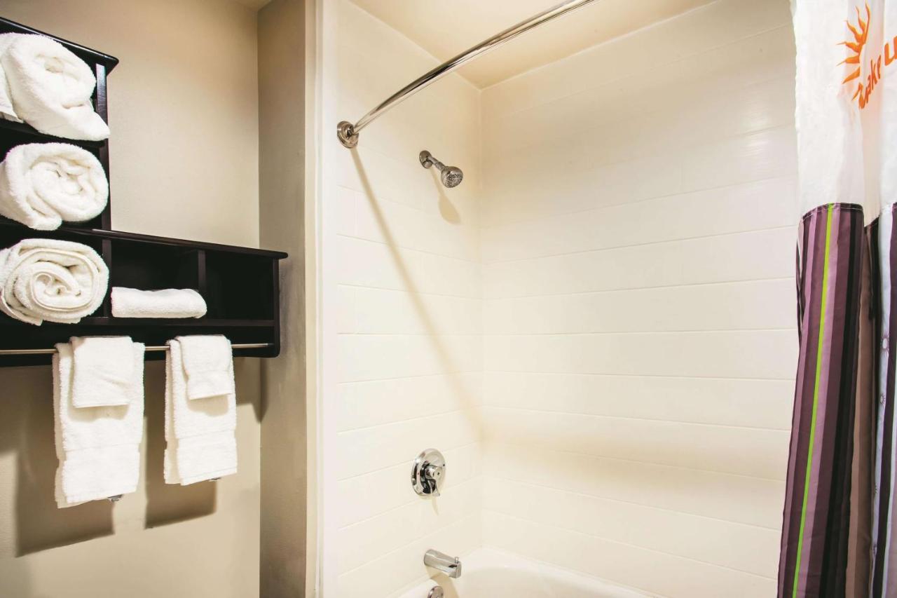 King Room at La Quinta Inn & Suites by Wyndham Cincinnati NE - Mason