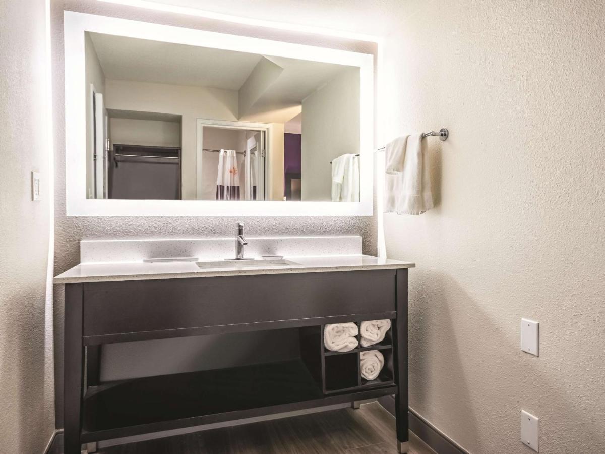 Executive King Room at La Quinta Inn & Suites by Wyndham Hartford - Bradley Airport
