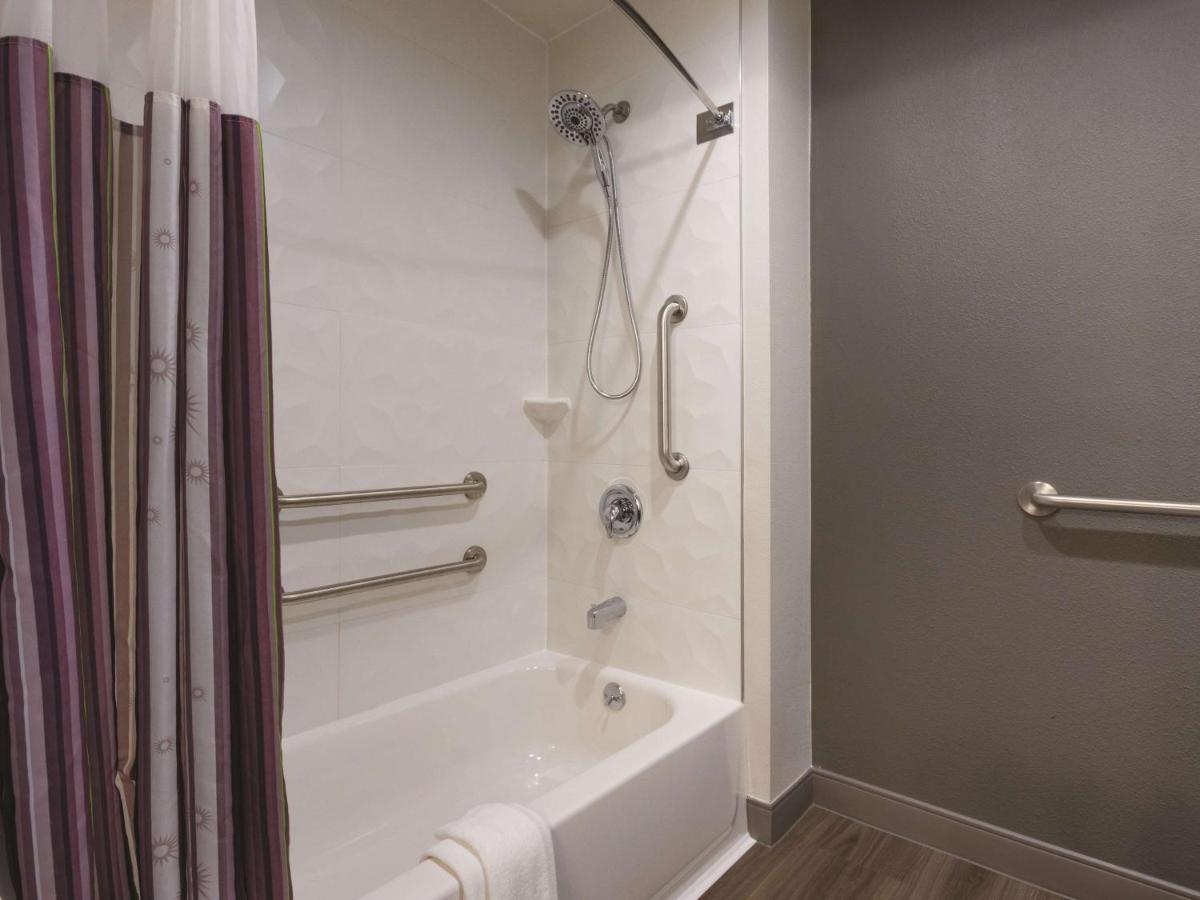 King Room - Mobility Access/Non-Smoking at La Quinta Inn & Suites by Wyndham Hartford - Bradley Airport